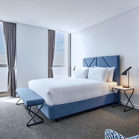 Meriton Suites Liverpool Exterior foto A bedroom at the hotel