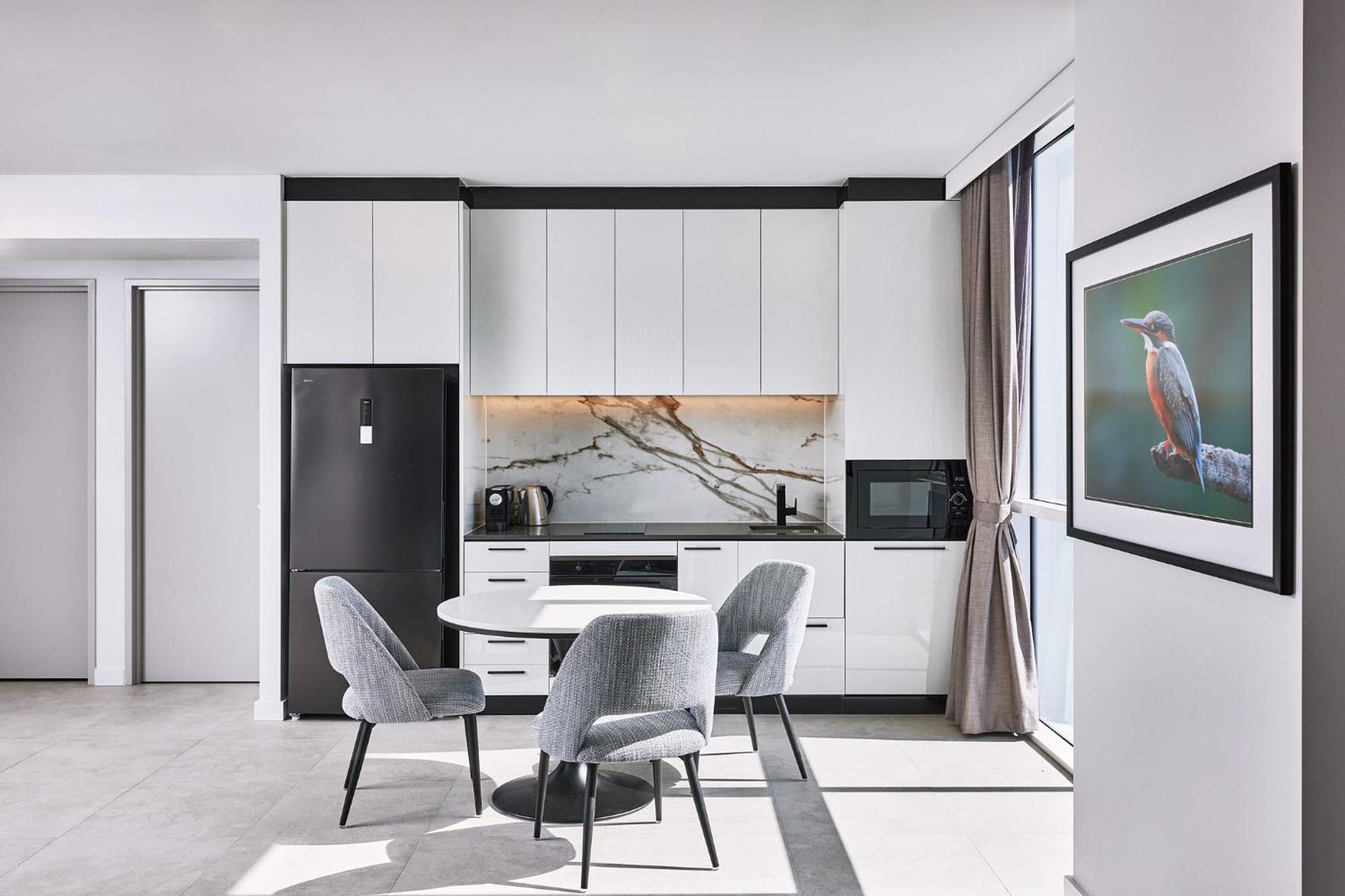 Meriton Suites Liverpool Exterior foto A kitchen in a serviced apartment