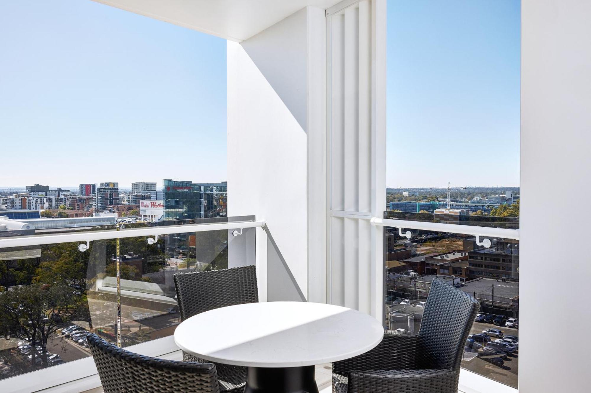 Meriton Suites Liverpool Exterior foto A balcony at the apartment