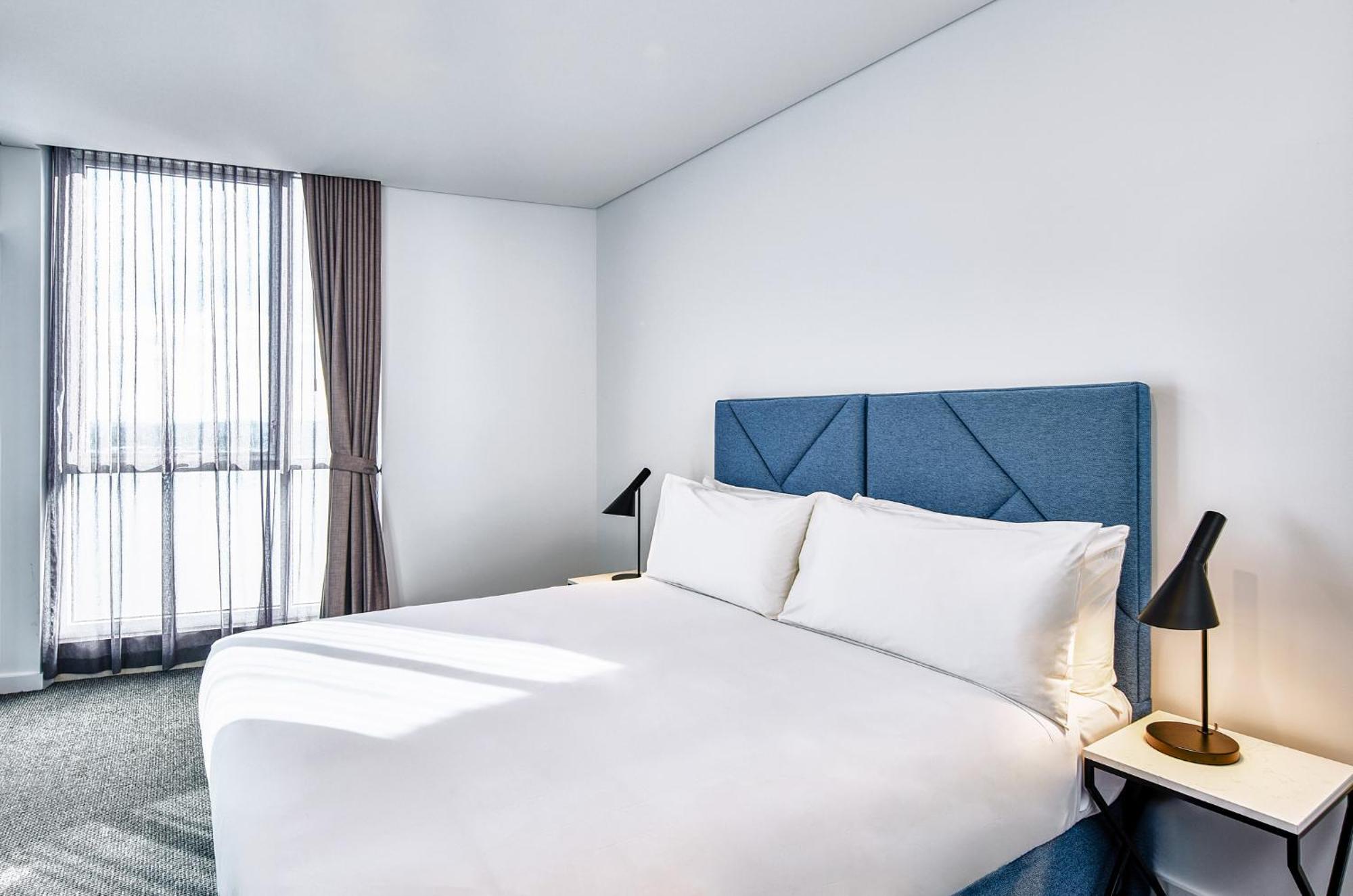 Meriton Suites Liverpool Exterior foto A bedroom at the hotel