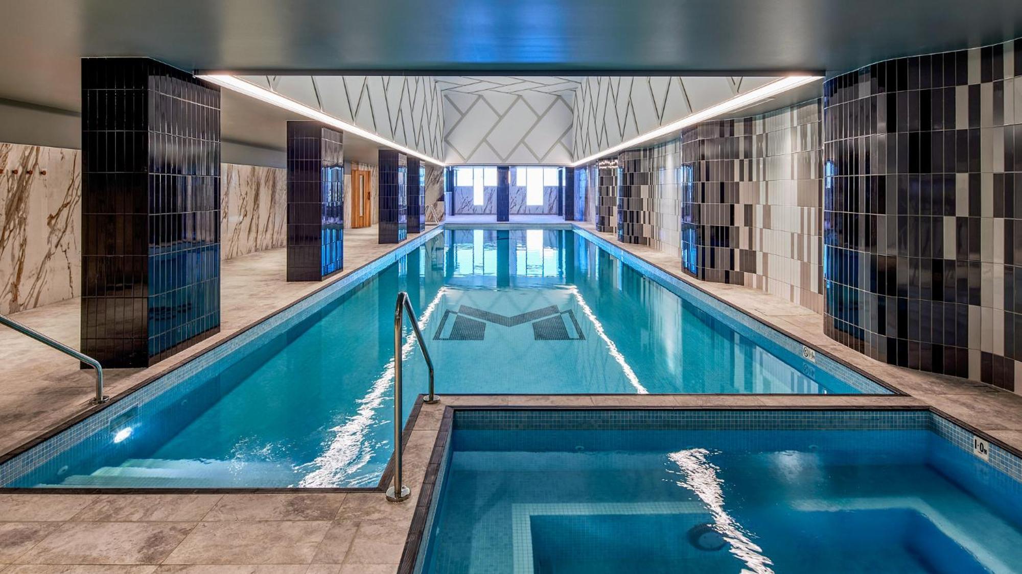 Meriton Suites Liverpool Exterior foto The pool at the Mandarin Oriental